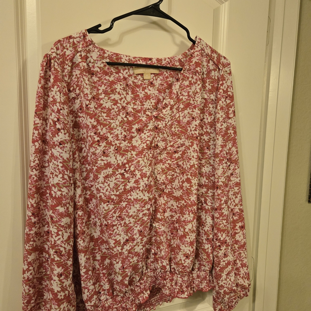 Chic Floral Blouse in Pink and White